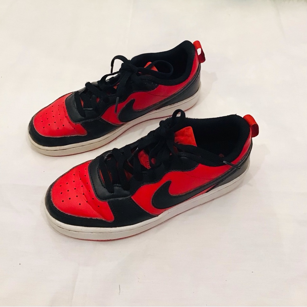 Nike Kids Low-Top Sneakers in Red and Black